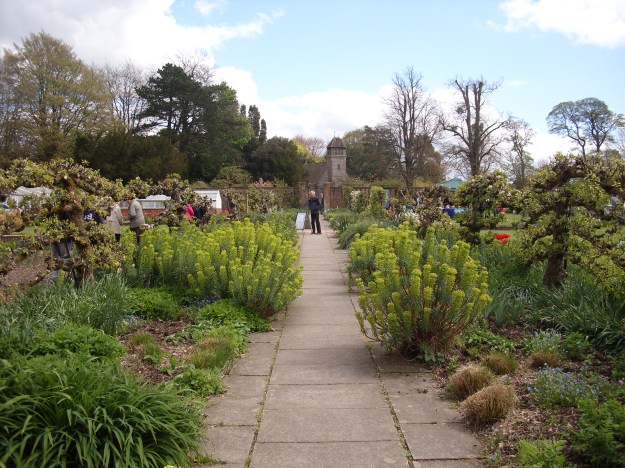 A quick peek at the kitchen garden of Hinton Ampner, also National Trust, where we stopped for a quick lunch on the way to Oxford.